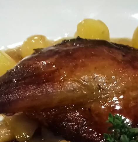 Pato del Penedès con pera y ciruelas: Un viaje por los sabores del país